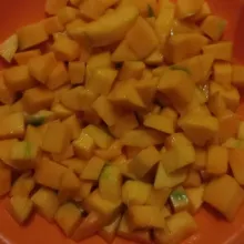 Kupas 3 buah mangga kemudian potong dadu.