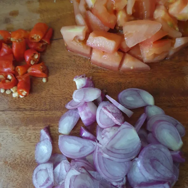 iris bawang, cabai, dan tomat. Sisihkan