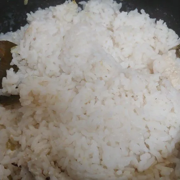 setelah matang,aduk nasi dan tutup kembali biarkan hangat.