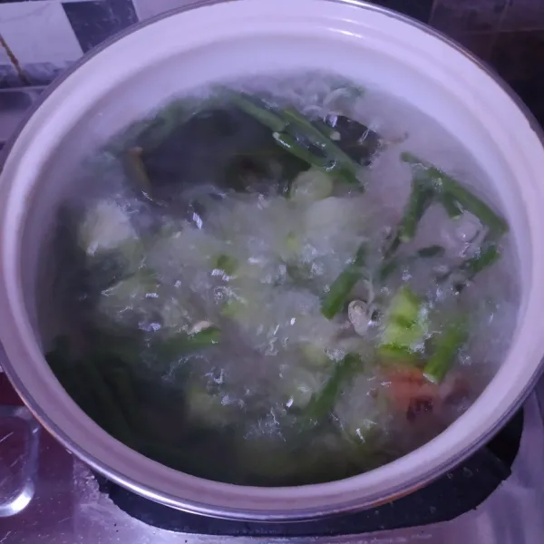Rebus air bersama daun salam, lengkuas, kacang panjang dan labu siam. Masak sampai ½ matang.