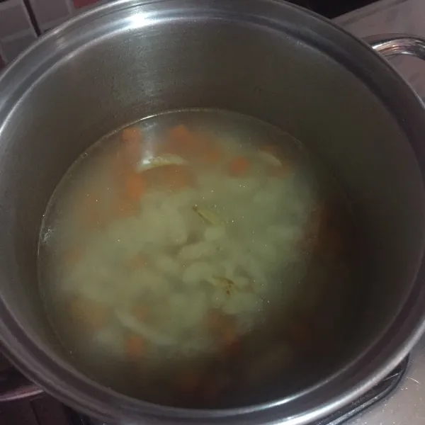 Rebus air sampai mendidih, tambahkan bawang putih, masukan makaroni yang sudah direbus, masukkan tumisan ayam dan wortel, masak 10 menit