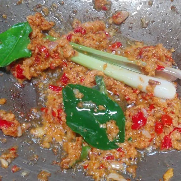 tumis bumbu halus tambahkan daun salam,daun jeruk dan serai masak sampai wangi dan bumbu matang.
