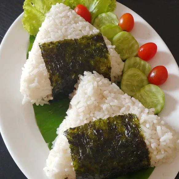 keluarkan nasi dari cetakan dan tambahkan 1 lembar nori lalu sajikan.