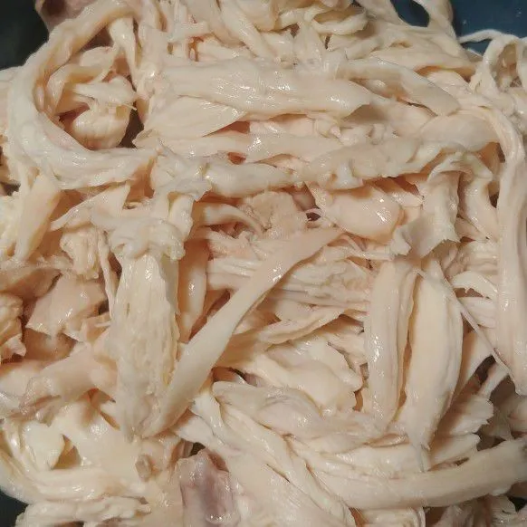 bahan B : Cuci ayam lalu rebus sampai matang,biarkan hangat lalu suwir2 daging ayam nya sisihkan.