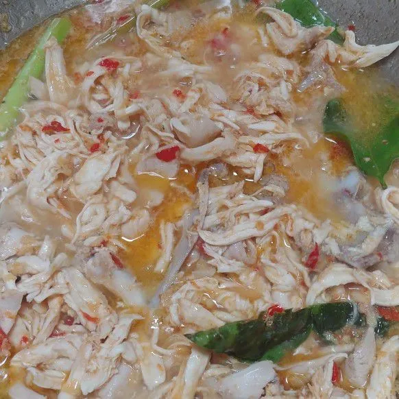 masukan ayam dan tambahkan air,masak sampai mendidih lalu bumbui dengan gula aren,gula pasir,garam dan kaldu bubuk. cicipi rasanya klo sdh pas,masak ayam sampai kuah asat,lalu matikan api.