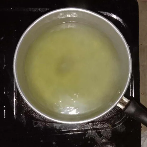 campurkan air kencur dengan rebusan daun jeruk dan kulit jeruk yang telah disaring. masak menggunakan api sedang sampai mendidih. angkat.
