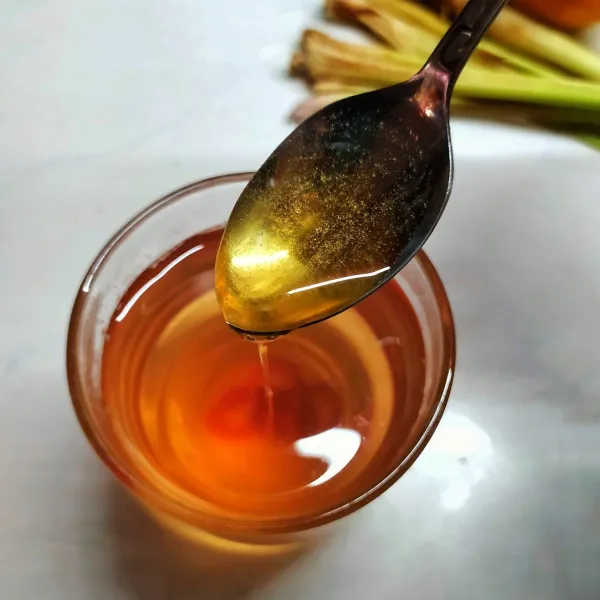 Siapkan gelas saji, beri teh rosela rempah. Tambahkan madu secukupnya sebelum disajikan. Aduk rata dan siap diminum hangat.