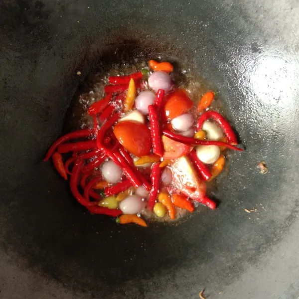 Goreng cabe merah keriting, cabe rawit, bawang merah, bawang putih, dan tomat sampai matang. Angkat tiriskan.