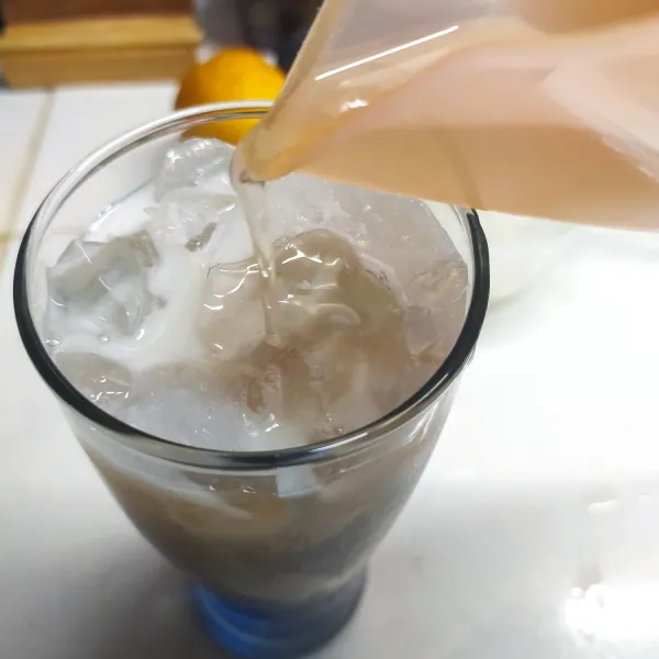 penyajian : siapkan gelas saji. beri sirup telang sepertiga gelas di bagian bawah, beri secukupnya es batu, kemudian tambahkan susu cair kemudian tambahkan teh rosela rempah di bagian akhir.