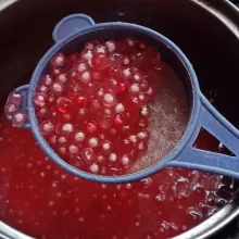 Masak sagu mutiara hingga matang dan tiriskan.