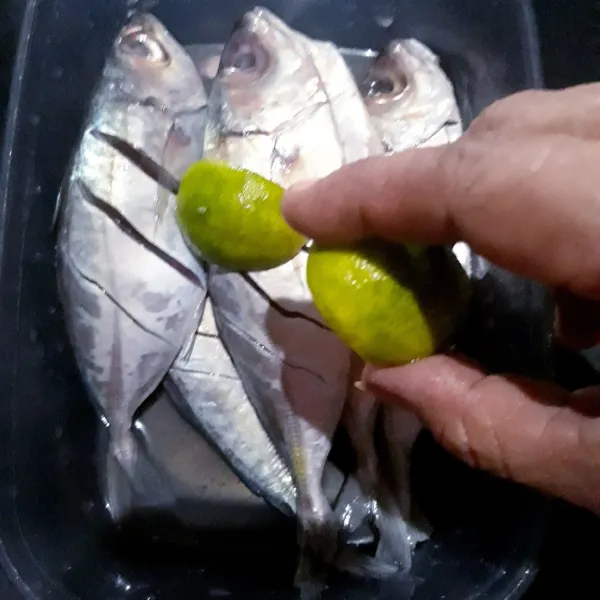 Cuci bersih ikan kembung dan beri perasan jeruk nipis, baluri di ikan. Diamkan 5 menit