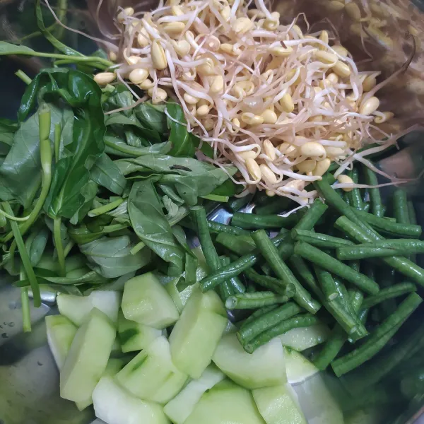 Siapkan bahan isian. Potong pendek kacang panjang, potong tebal labu siam, petiki daun kangkung, dan siangi kecambah.
