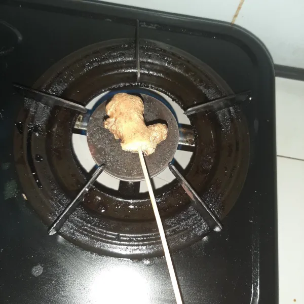 Bakar dulu jahe agar lebih wangi dan terasa.