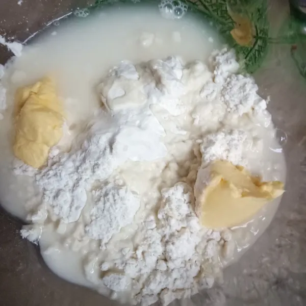 Siapkan wadah, masukkan tepung terigu, margarin, garam halus dan air bersih.