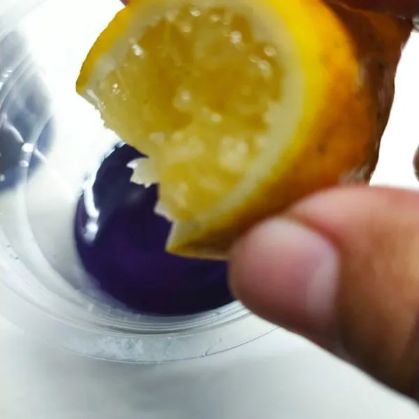 Penyajian : ambil gelas saji beri ⅓ sirup telang. Beri 1 sdt perasan jeruk lemon. Aduk rata hingga berubah warna jadi ungu.