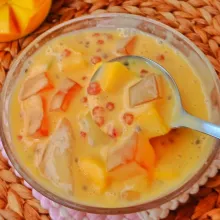 Sajikan mango sago dengan tambahan es batu.