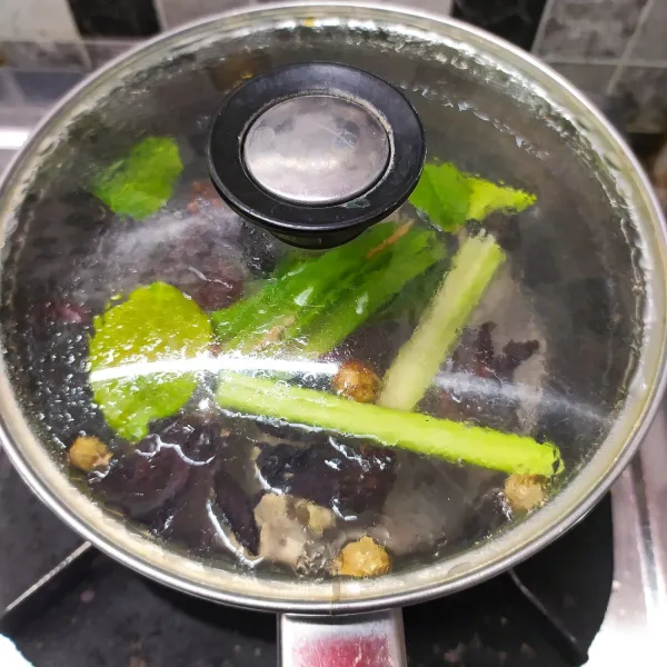 Tutup panci agar semua rempah meresap di air rebusan. Tunggu sampai hangat.