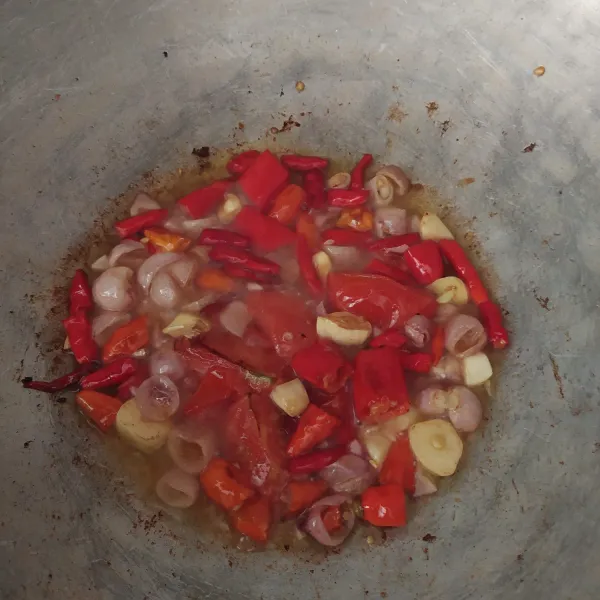 Sambal Teri Pete : goreng sampai layu semua cabe, bawang dan tomat. Tiriskan.