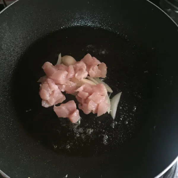 Panaskan butter, tumis bawang bombay dan ayam