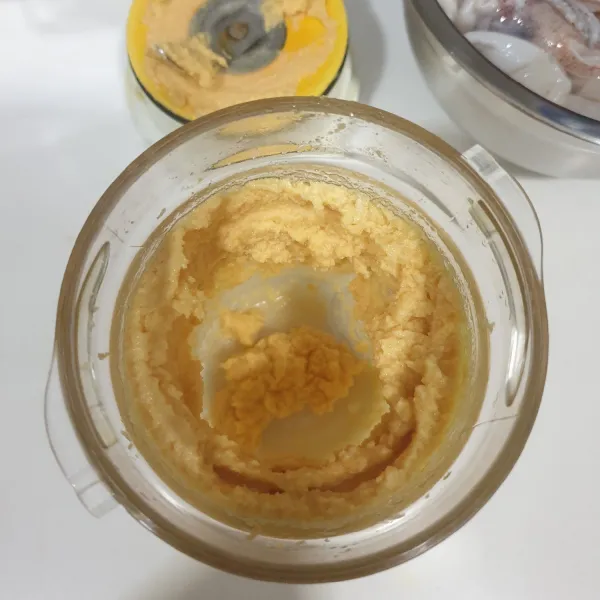 blender kuning telur asin dengan 2 sdm Minyak goreng.