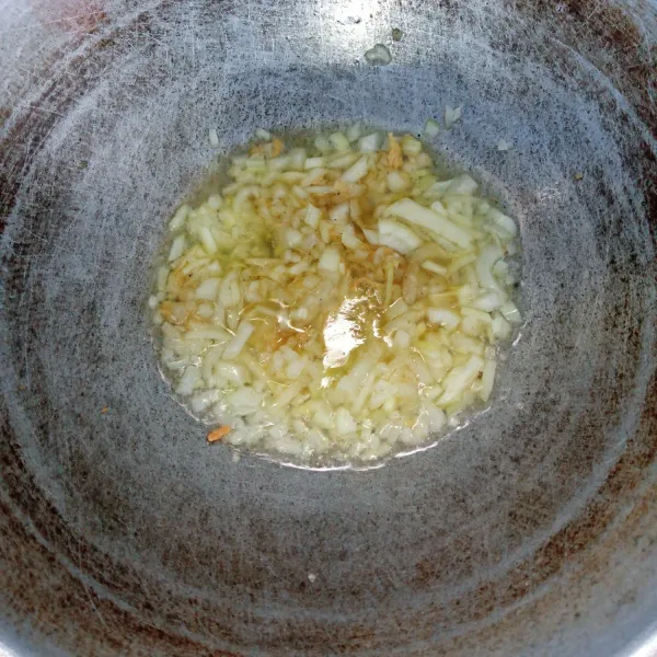 Isian : Tumis bawang putih dan bawang bombai sampai harum dan layu.