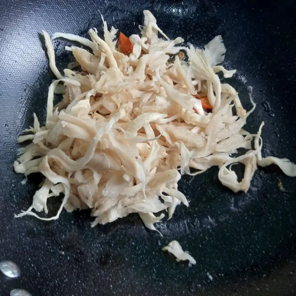Masukkan jamur, aduk rata. Bumbui gula, garam, saus tiram, dan tuangi air. Koreksi rasa.
