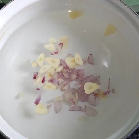 Rebus air bersama bawang merah dan bawang putih.