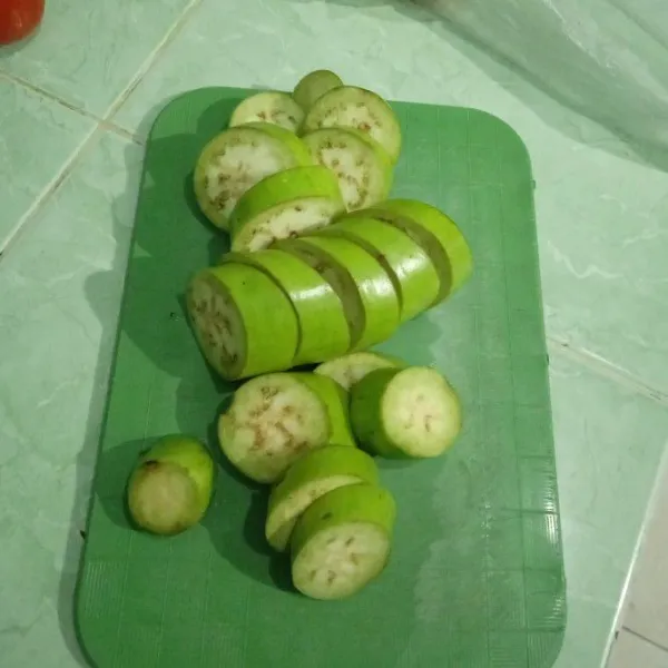 Cuci terong lalu potong-potong.