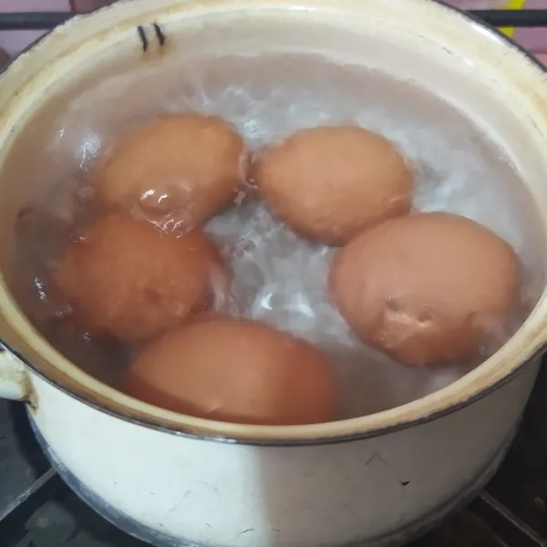 Rebus air hingga mendidih, masukkan telur ayam. Rebus selama 6 menit saja. Angkat, segera masukkan ke air dingin. Sisihkan.