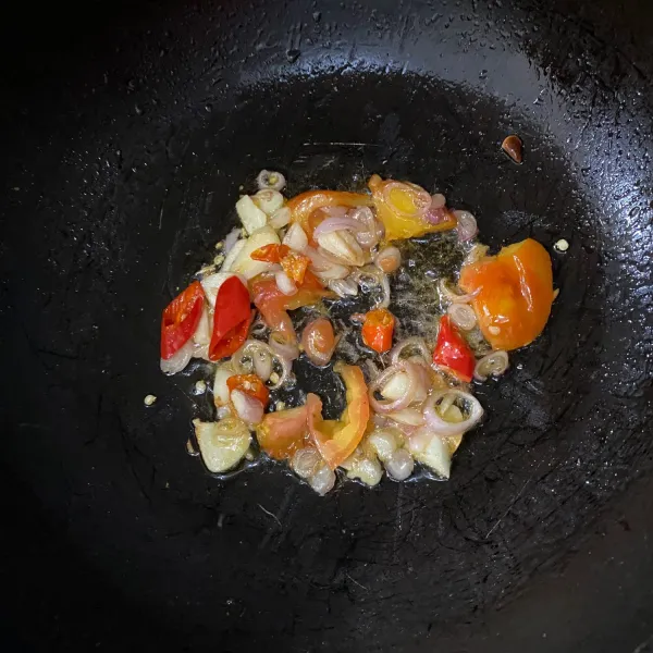 Siapkan minyak dan tumis bawang merah, bawang putih, cabe merah dan tomat hingga kecoklatan.