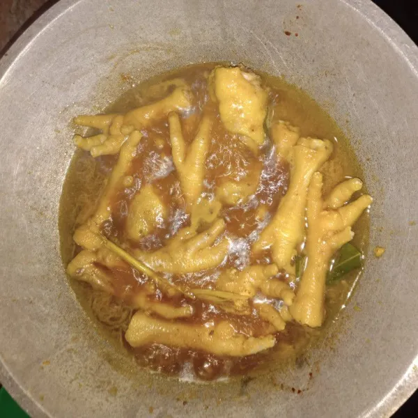 Setelah 5 menit tambahkan kecap, kaldu bubuk, dan gula.