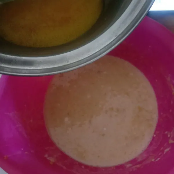 Terakhir tambahkan sedikit perisa vanilla dan masukan margarin cair, aduk balik perlahan menggunakan spatula hingga menjadi adonan