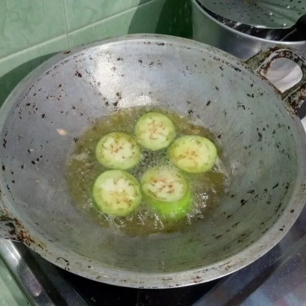 Goreng terong setengah matang, sisihkan.