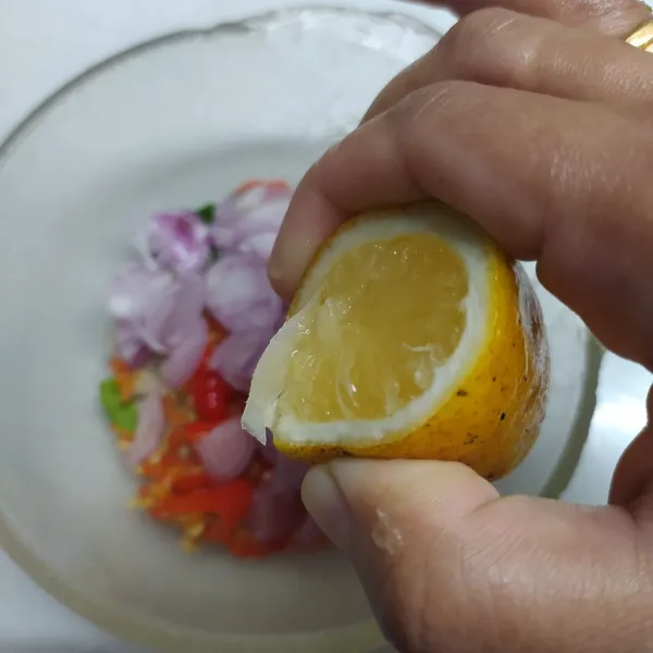 Dalam mangkok campur irisan cabe, bawang merah, sere dan daun jeruk. Beri garam, gula dan air jeruk nipis. Aduk bahan sambal sambil ditekan-tekan sampai tercampur rata.