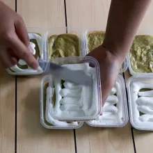 Mixer whipping cream dan air es sampai berbentuk cream, lalu susun ke dalam box untuk layer ke 3