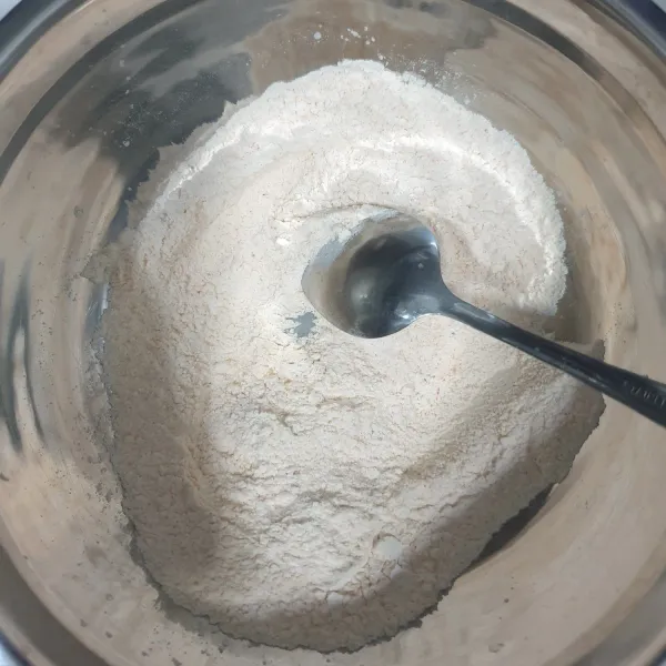 Campurkan tepung terigu, tepung maizena, garam, kaldu bubuk, Cabai bubuk, merica bubuk,dan rainbow Peppercorn/blackpepper.