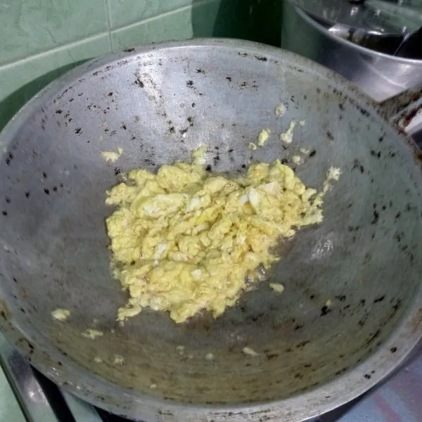 Goreng telur, buat orak-arik, sisihkan.
