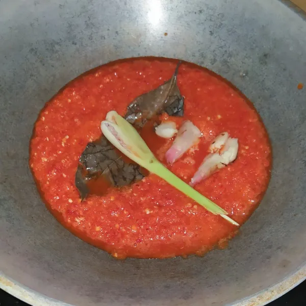 panaskan wajan, tumis bumbu halus yang sudah diblender beserta sereh, daun salam dan lengkuas sampai setengah matang lalu tambahkan air, gula merah, garam.