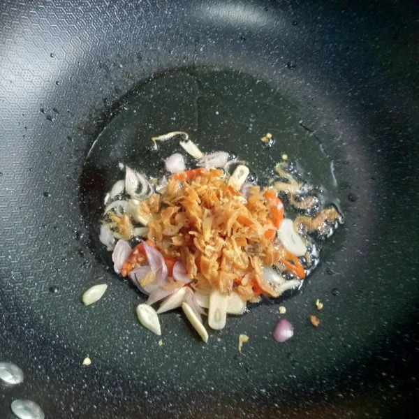 Tumis bawang merah, bawang putih, cabai, dan udang rebon sampai harum.