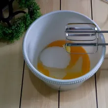 Mixer gula ,telur, dan sp sampai putih, mengental, dan berjejak