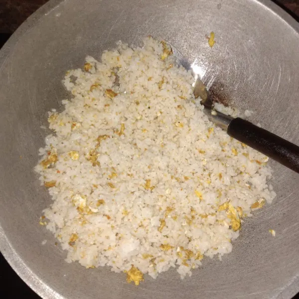 Tambahkan nasi dan aduk hingga bumbu tercampur rata.