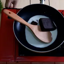 masak susu cair & coklat batang sampai larut