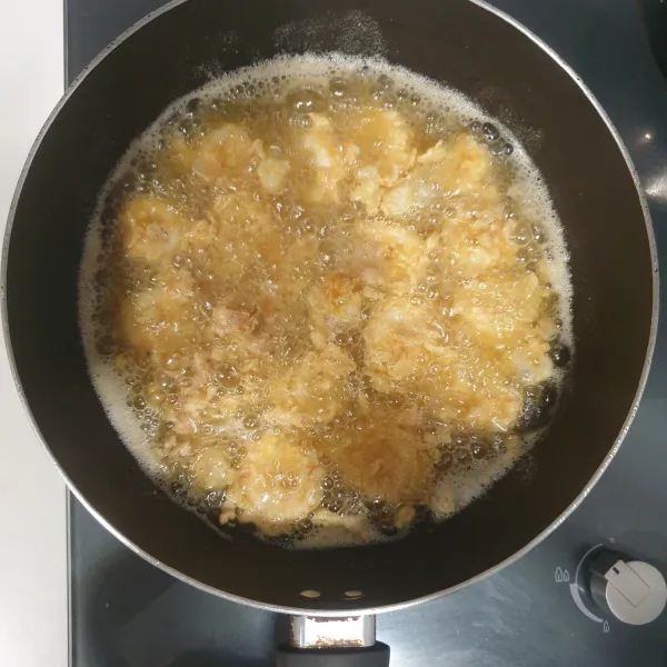 panaskan minyak goreng,goreng Cumi-cumi sampai berwarna coklat keemasan angkat dan tiriskan.