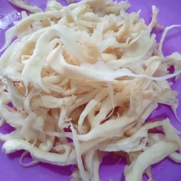 Cuci jamur lalu suwir-suwir.