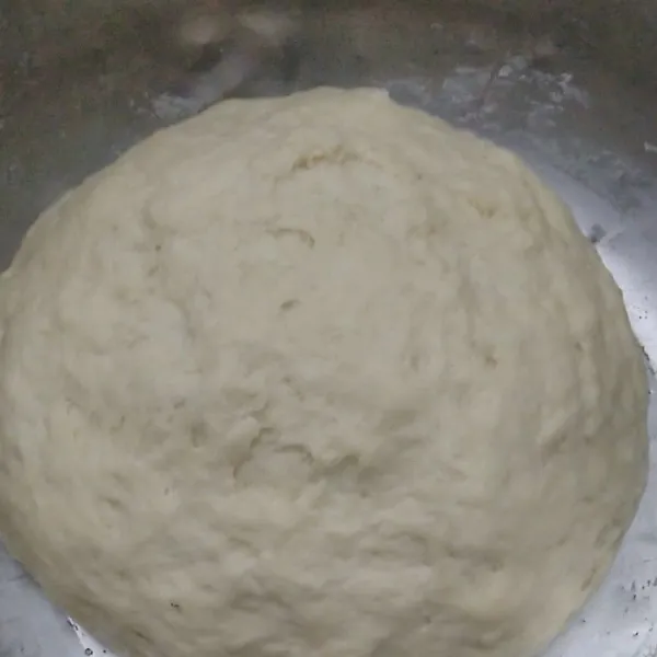 Masukkan terigu, maizena, dan gula pasir. Aduk hingga rata kemudian masukkan ragi. Ulen hingga kalis, tutup tunggu hingga mengembang.