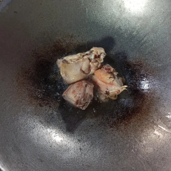 Goreng ayam sampai kecoklatan