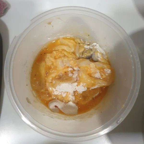 masukankan cumi-cumi kedalam telur kocok, kemudian angkat.