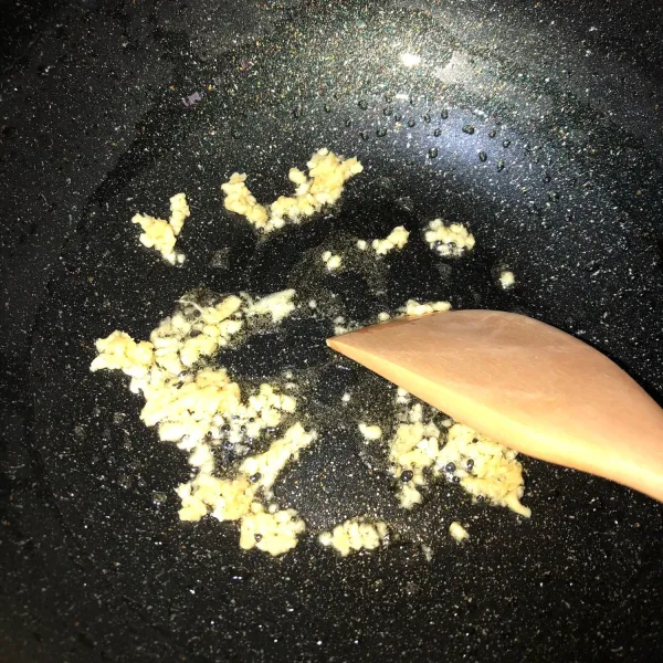 Tumis bawang putih sampai harum