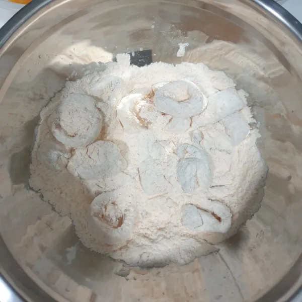 Masukan potongan cumi-cumi kedalam campuran bahan kering, Aduk rata sampai cumi-cumi terbalut dengan tepung.