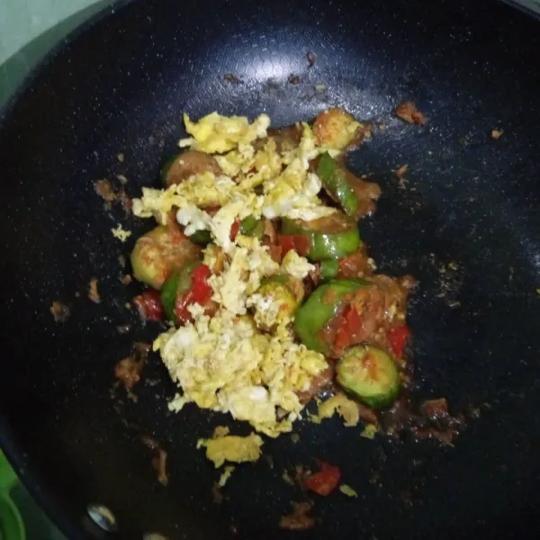 Bila terong sudah layu, masukkan telur orak arik. Aduk sampai rata sebentar saja.